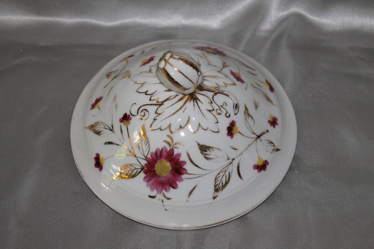 Soup tureen in porcelain of Paris with floral decoration Louis Philippe 19th century