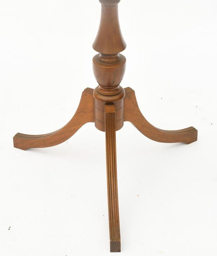 Pedestal table