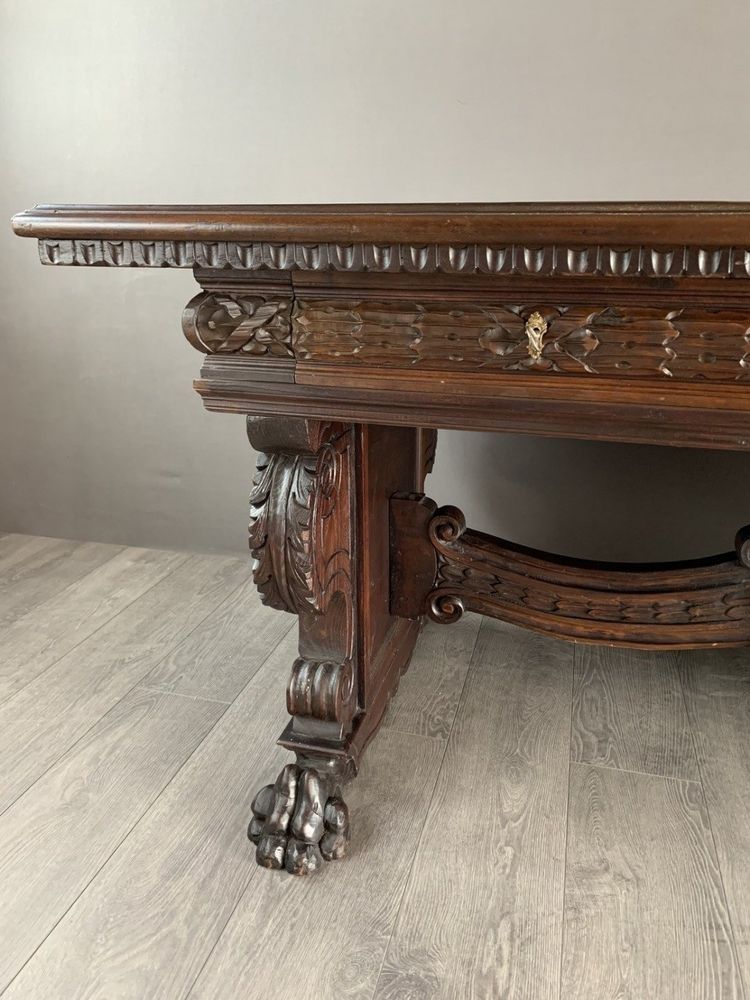 Grande scrivania in stile rinascimentale in legno massiccio, fine XIX/inizio XX secolo