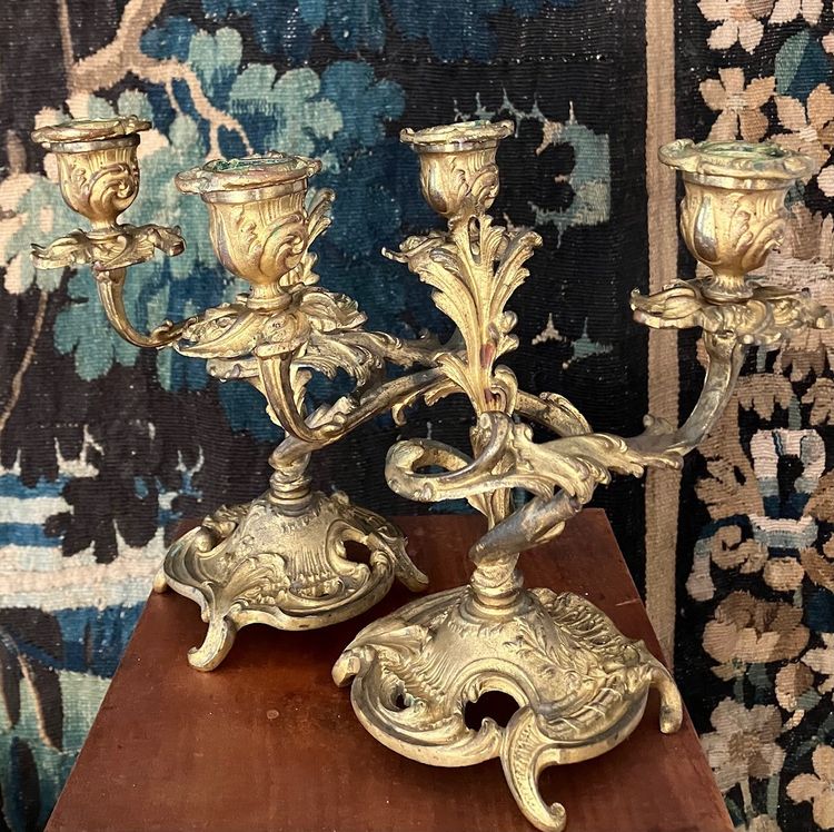 Ein Paar Kerzenleuchter aus vergoldeter Bronze im Stil von Louis XV aus der Zeit von Napoleon III.