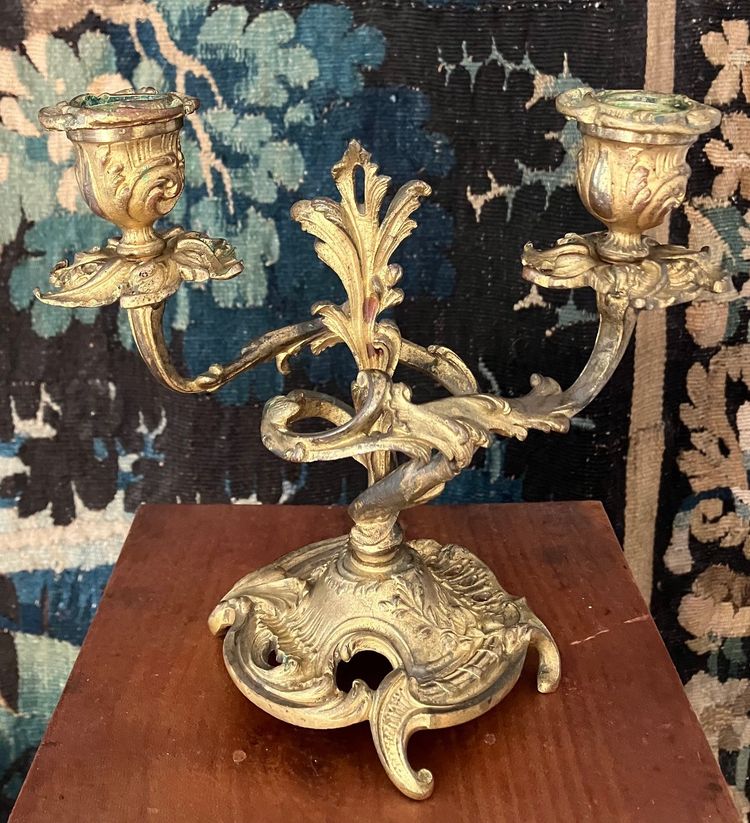Ein Paar Kerzenleuchter aus vergoldeter Bronze im Stil von Louis XV aus der Zeit von Napoleon III.