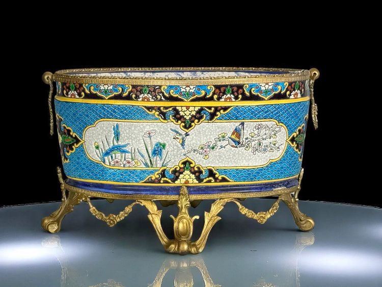 JULES VIEILLARD A BORDEAUX / JARDINNIERE EN FAIENCE FINE ORNÉE DE BRONZE DORÉ