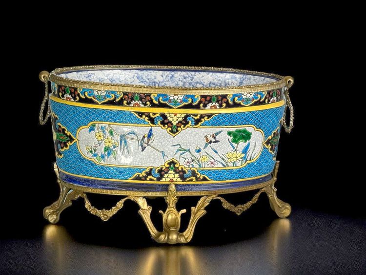 JULES VIEILLARD A BORDEAUX / JARDINNIERE EN FAIENCE FINE ORNÉE DE BRONZE DORÉ