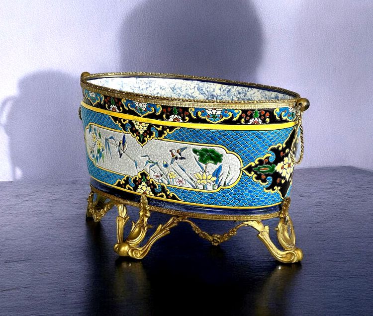 JULES VIEILLARD A BORDEAUX / JARDINNIERE EN FAIENCE FINE ORNÉE DE BRONZE DORÉ