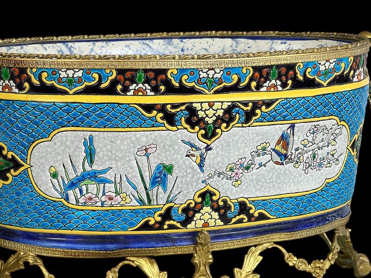 JULES VIEILLARD A BORDEAUX / JARDINNIERE EN FAIENCE FINE ORNÉE DE BRONZE DORÉ