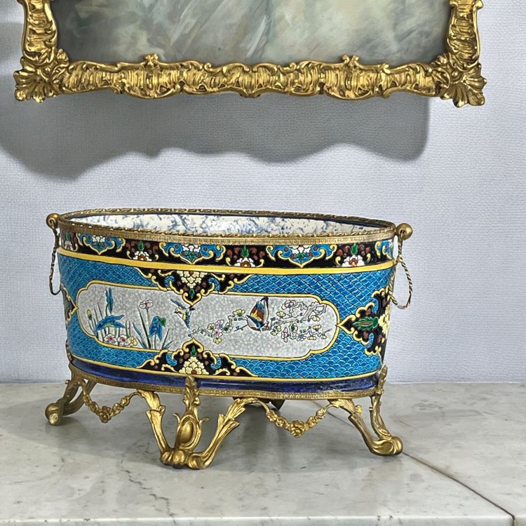 JULES VIEILLARD A BORDEAUX / JARDINNIERE EN FAIENCE FINE ORNÉE DE BRONZE DORÉ