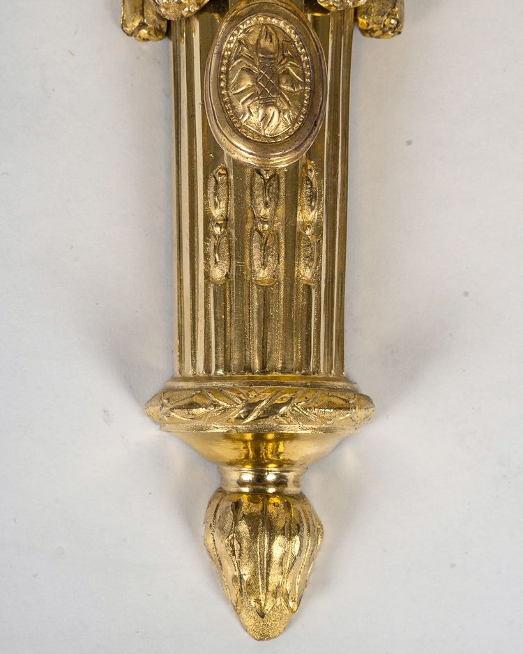 Paire d’Appliques en Bronze Ciselé et Doré à Deux Bras de Lumières d’Époque Louis XVI vers 1780