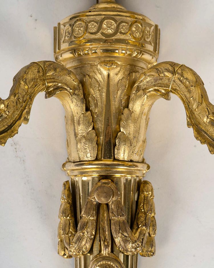 Paire d’Appliques en Bronze Ciselé et Doré à Deux Bras de Lumières d’Époque Louis XVI vers 1780