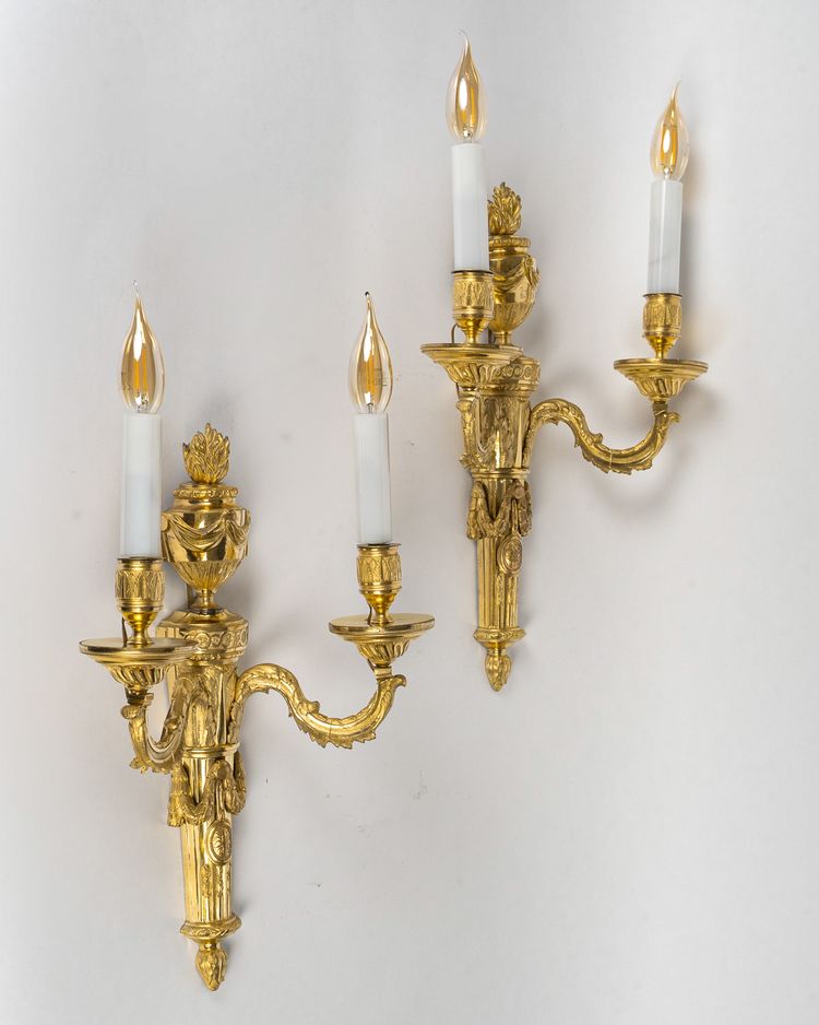 Paire d’Appliques en Bronze Ciselé et Doré à Deux Bras de Lumières d’Époque Louis XVI vers 1780