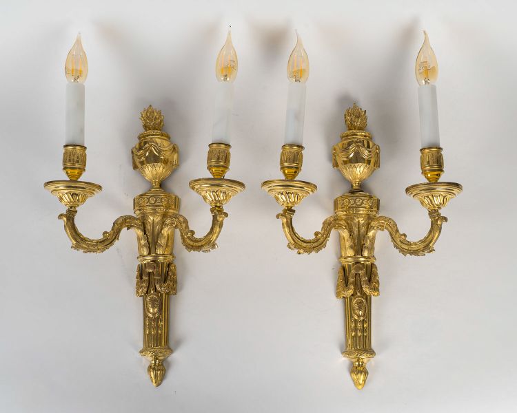 Paire d’Appliques en Bronze Ciselé et Doré à Deux Bras de Lumières d’Époque Louis XVI vers 1780
