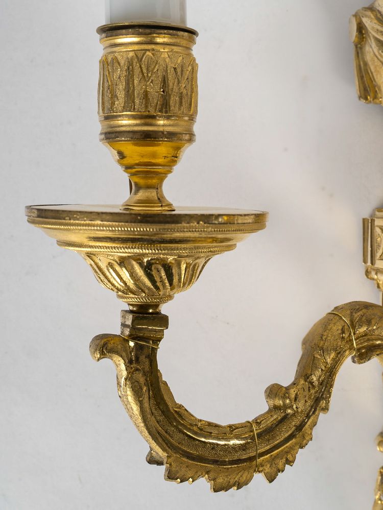Paire d’Appliques en Bronze Ciselé et Doré à Deux Bras de Lumières d’Époque Louis XVI vers 1780