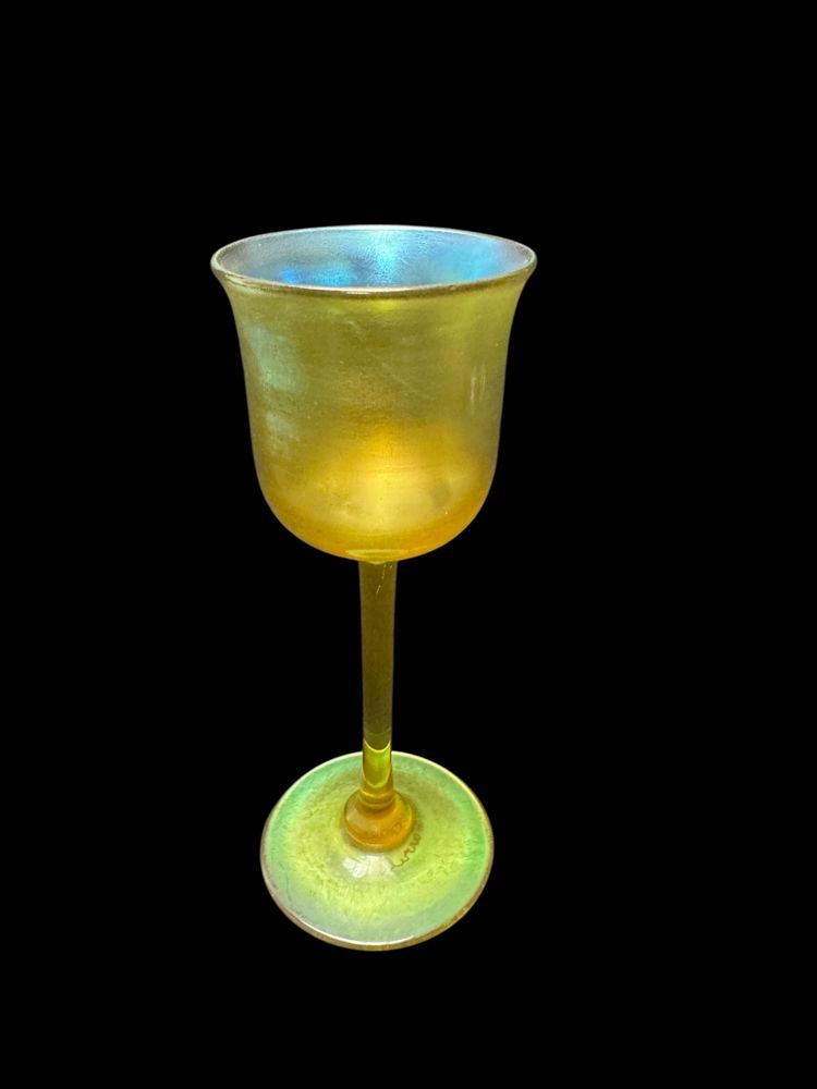 Louis Comfort Tiffany - Glas mit Fuß, signiert LTC Favrile