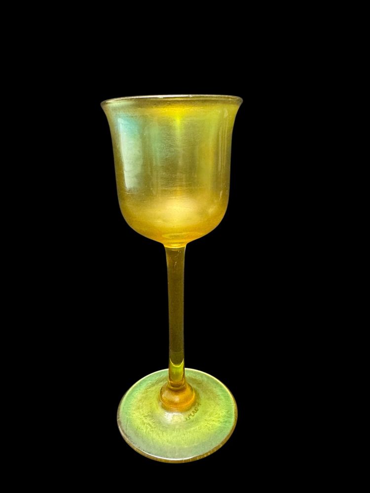 Louis Comfort Tiffany - Glas mit Fuß, signiert LTC Favrile