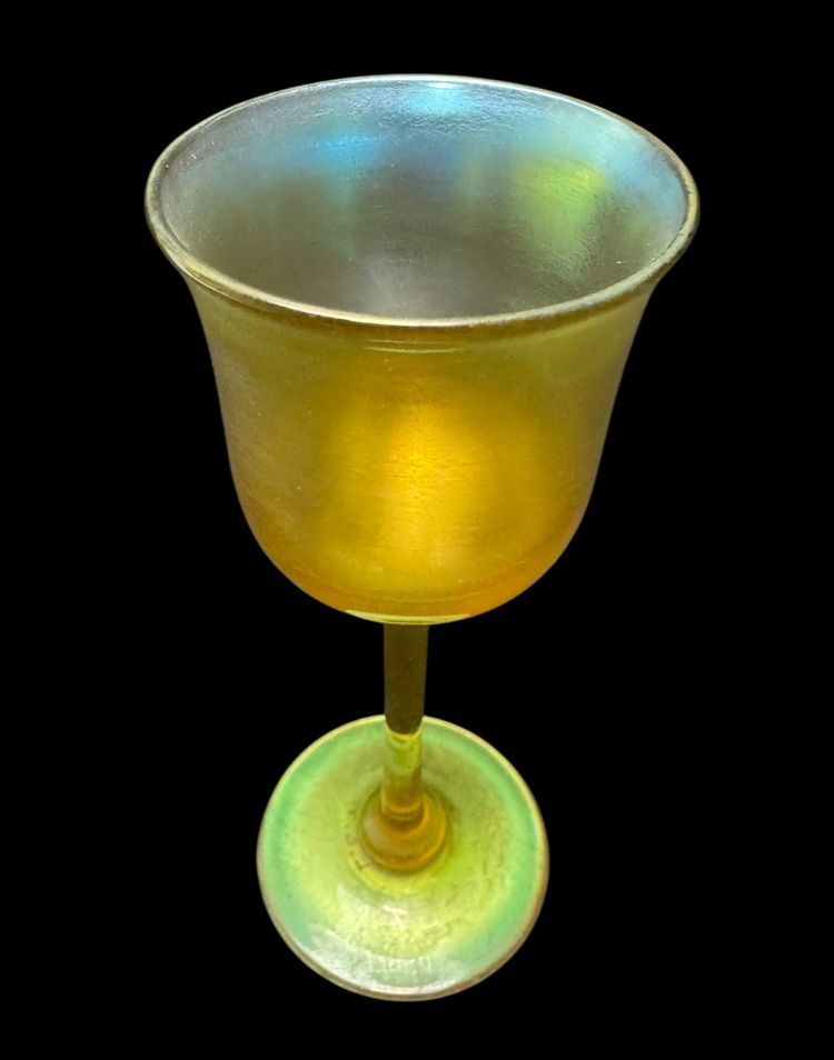 Louis Comfort Tiffany - Glas mit Fuß, signiert LTC Favrile