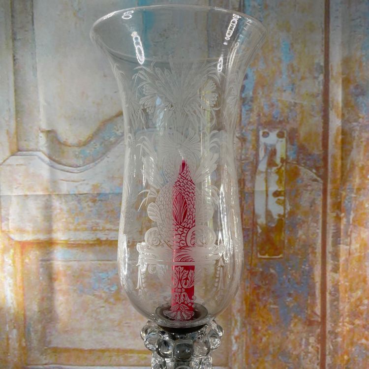 Ein außergewöhnliches Paar Kerzenhalter aus graviertem Kristall - Cristallerie de Saint Louis - Dauphin-Dekor