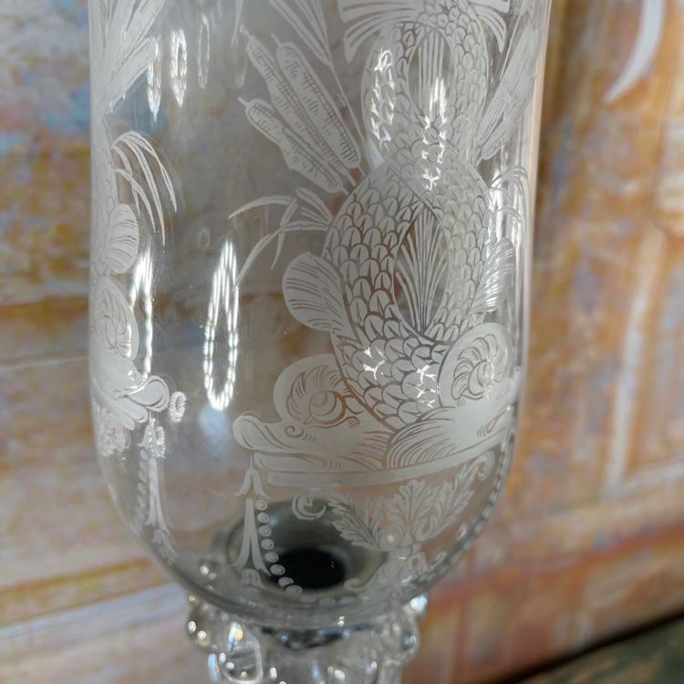 Ein außergewöhnliches Paar Kerzenhalter aus graviertem Kristall - Cristallerie de Saint Louis - Dauphin-Dekor