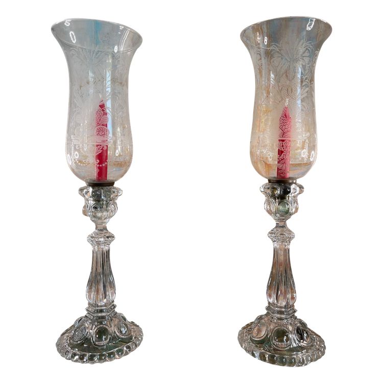 Ein außergewöhnliches Paar Kerzenhalter aus graviertem Kristall - Cristallerie de Saint Louis - Dauphin-Dekor