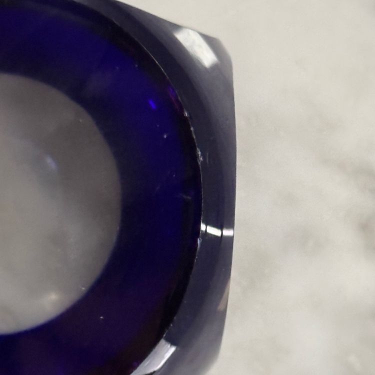 Presse-papier sulfure en cristal bleu et blanc pans coupés
