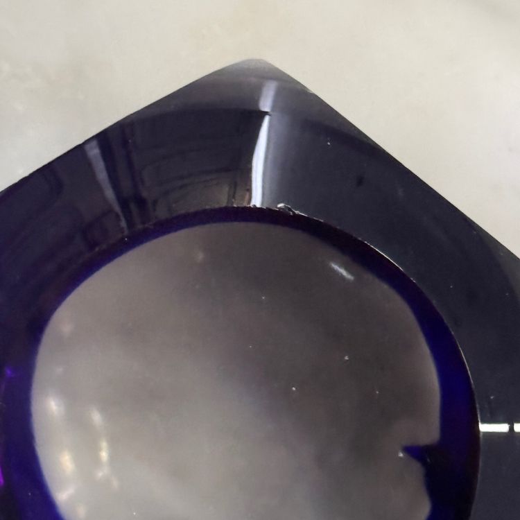Presse-papier sulfure en cristal bleu et blanc pans coupés