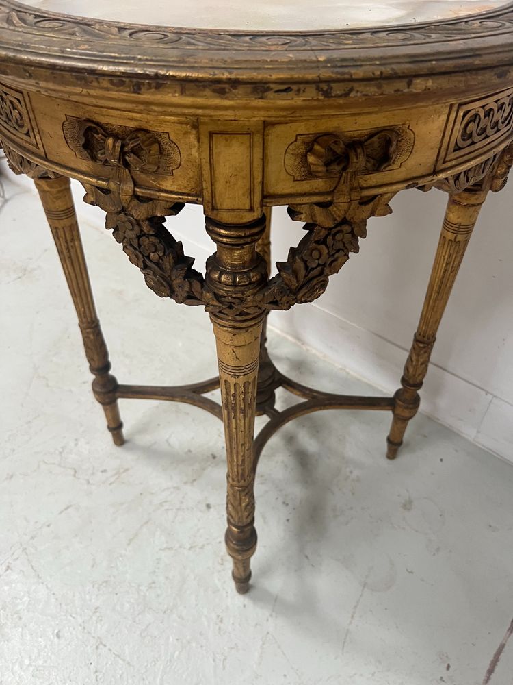Guéridon de style Louis XVI en bois et stuc doré XIX siècle