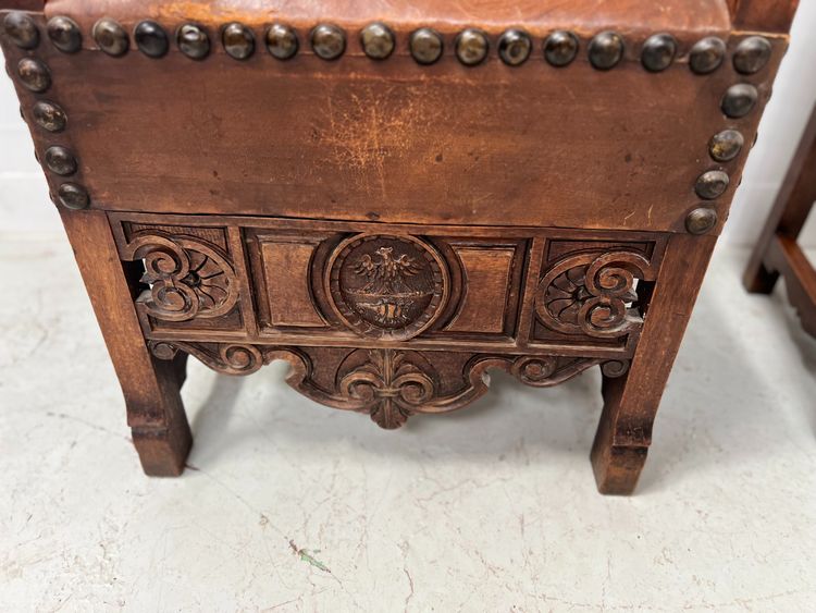 Paire de fauteuils de style Renaissance en noyer XX siècle