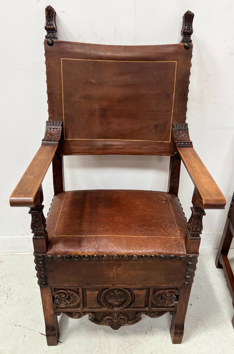 Paire de fauteuils de style Renaissance en noyer XX siècle