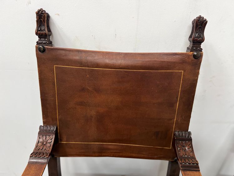 Paire de fauteuils de style Renaissance en noyer XX siècle
