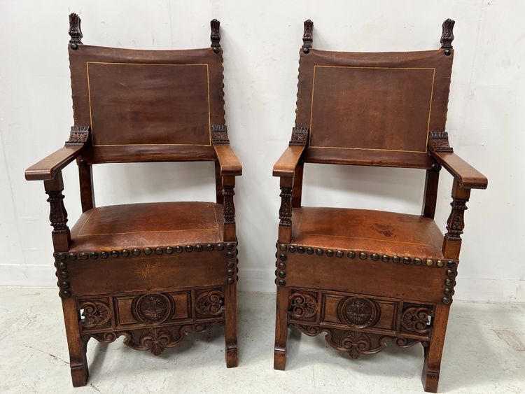 Paire de fauteuils de style Renaissance en noyer XX siècle
