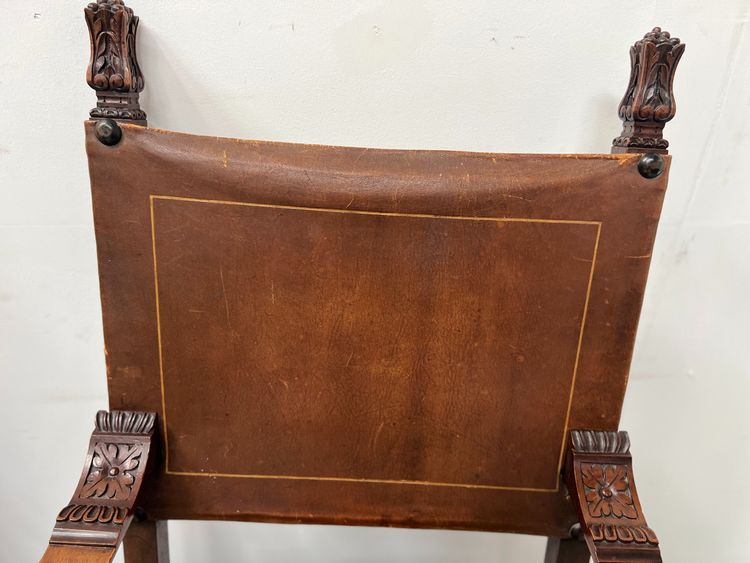 Paire de fauteuils de style Renaissance en noyer XX siècle