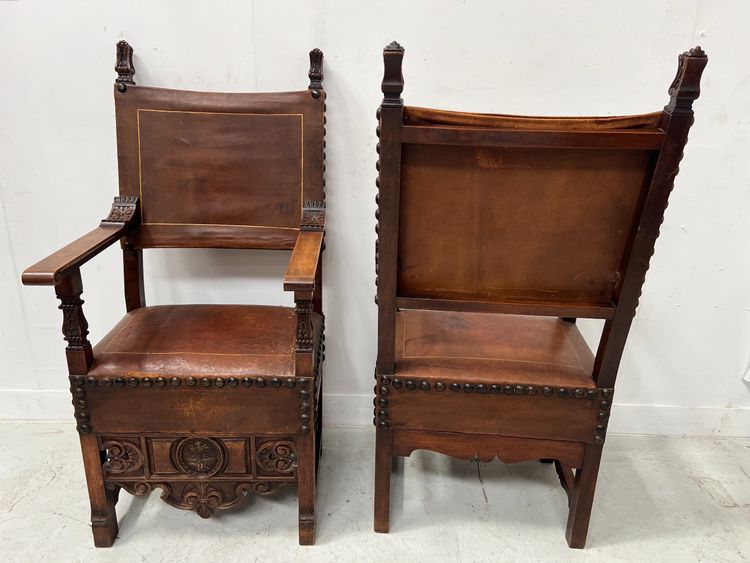 Paire de fauteuils de style Renaissance en noyer XX siècle
