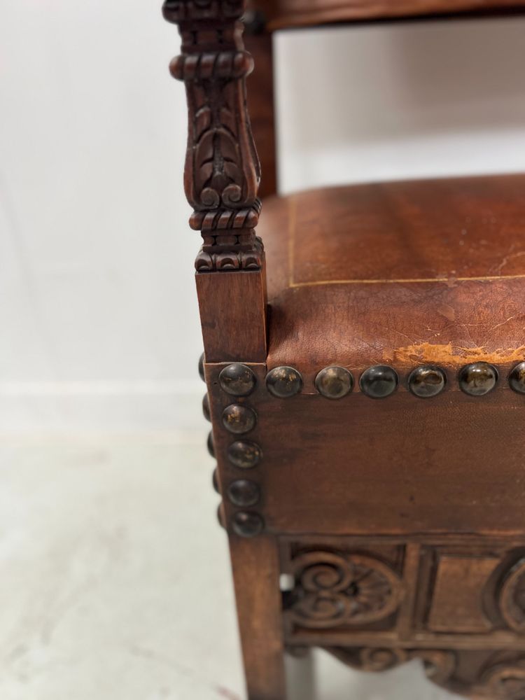 Paire de fauteuils de style Renaissance en noyer XX siècle