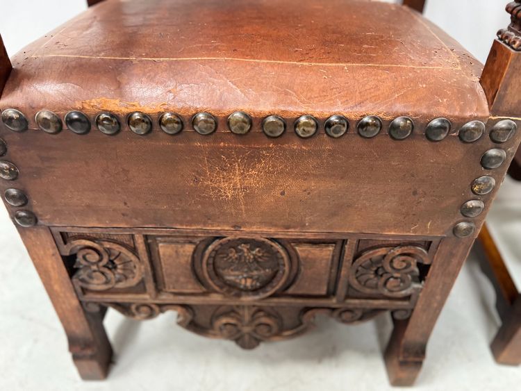Paire de fauteuils de style Renaissance en noyer XX siècle