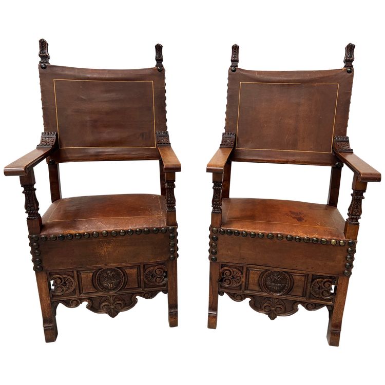 Paire de fauteuils de style Renaissance en noyer XX siècle