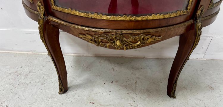 Napoleon III-style display cabinet in mahogany and veneer It opens with a curved glass door on the front.