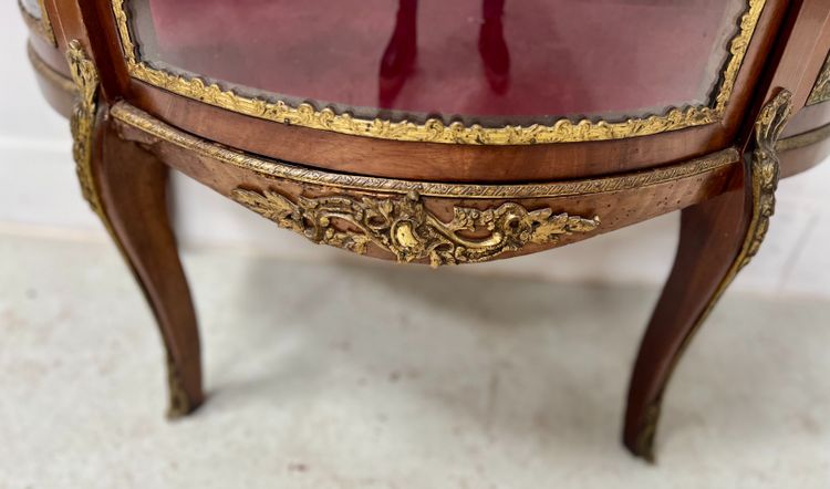 Napoleon III-style display cabinet in mahogany and veneer It opens with a curved glass door on the front.