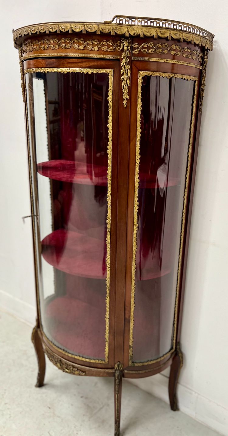 Napoleon III-style display cabinet in mahogany and veneer It opens with a curved glass door on the front.