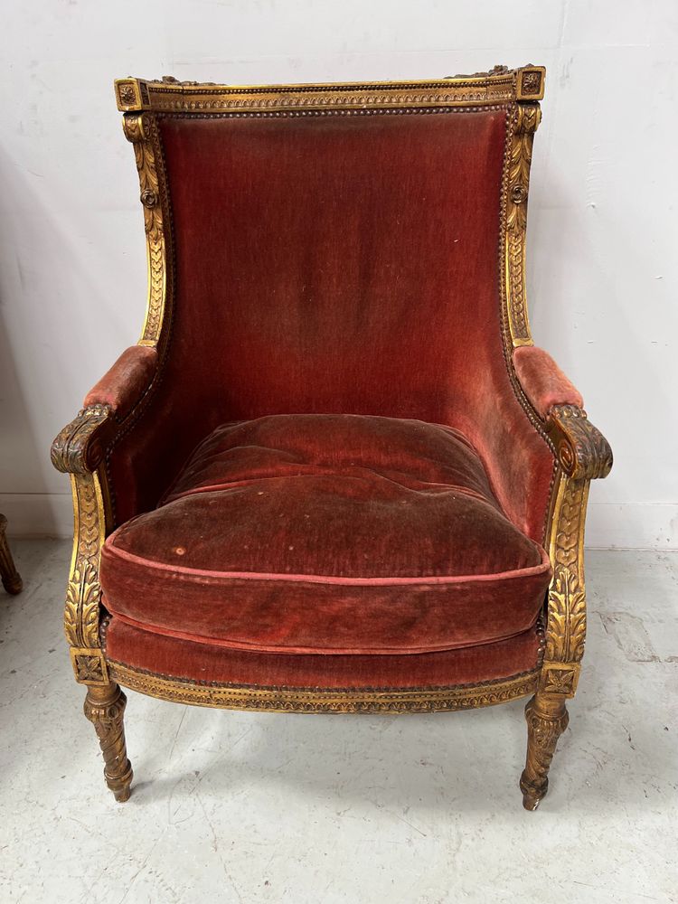 Deux bergères a oreilles de style Louis XVI en bois doré XX siècle