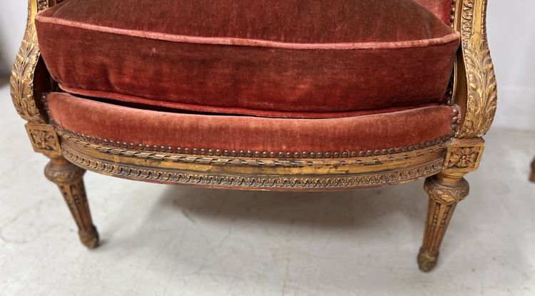 Deux bergères a oreilles de style Louis XVI en bois doré XX siècle