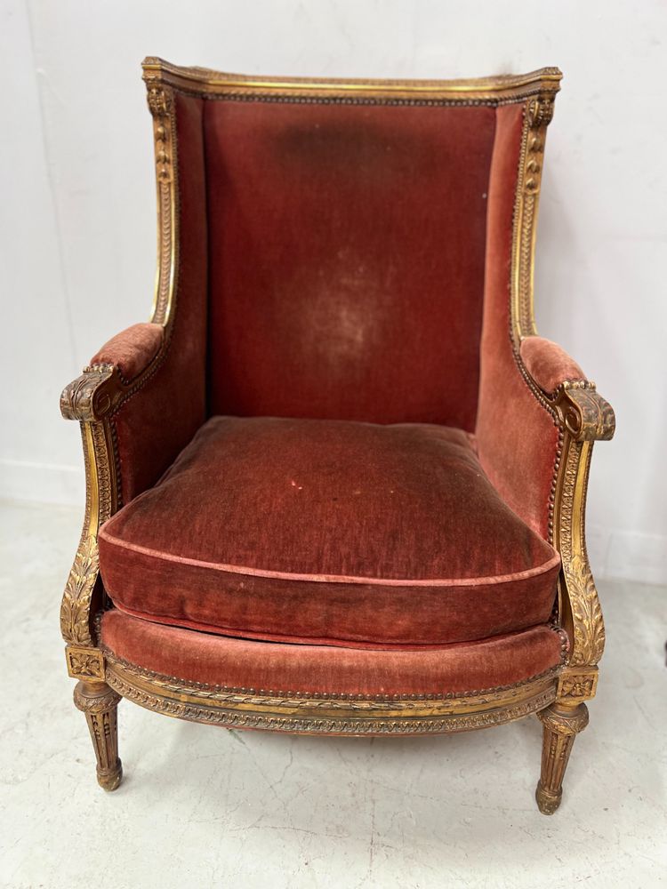 Deux bergères a oreilles de style Louis XVI en bois doré XX siècle