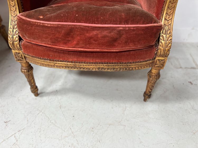 Deux bergères a oreilles de style Louis XVI en bois doré XX siècle