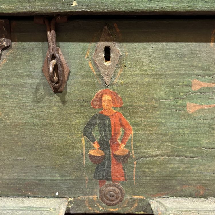 Coffre ancien peint du XIXe siècle