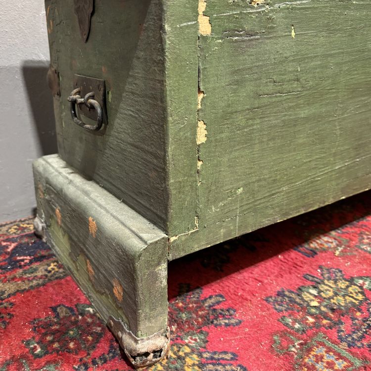 Coffre ancien peint du XIXe siècle