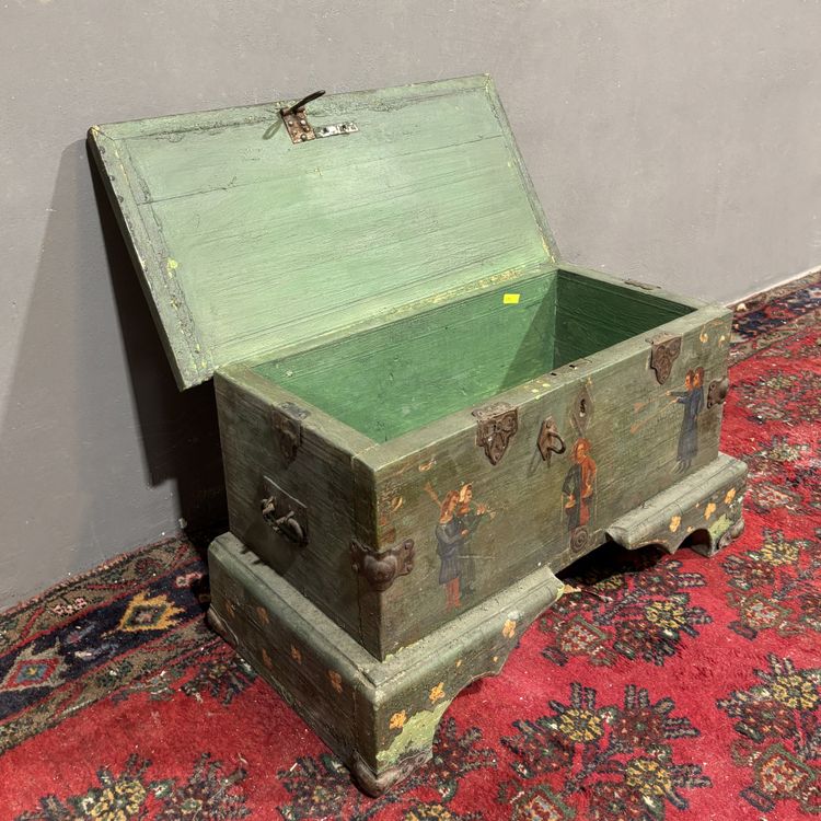 Coffre ancien peint du XIXe siècle