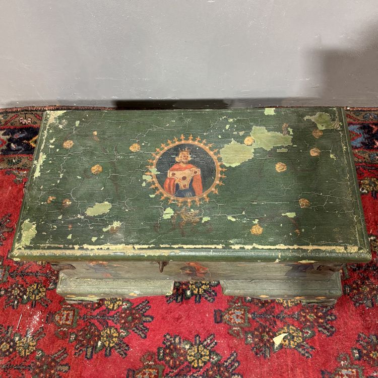 Coffre ancien peint du XIXe siècle