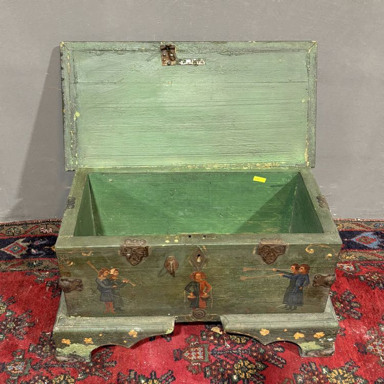 Coffre ancien peint du XIXe siècle
