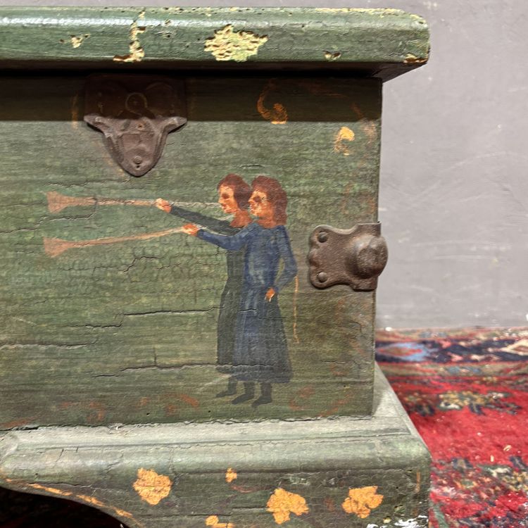 Coffre ancien peint du XIXe siècle