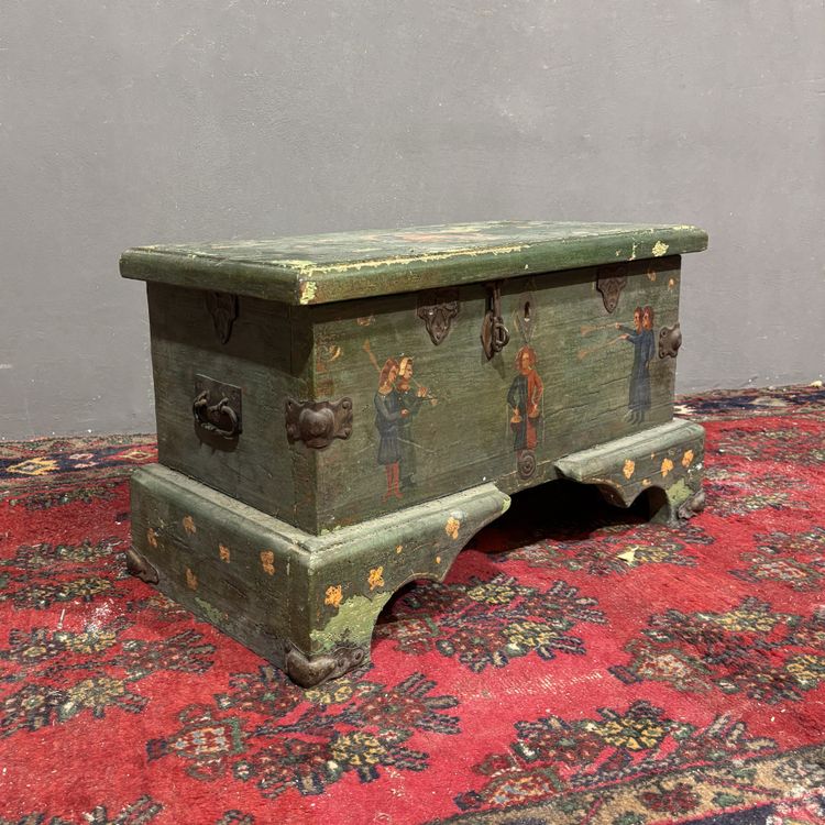 Coffre ancien peint du XIXe siècle