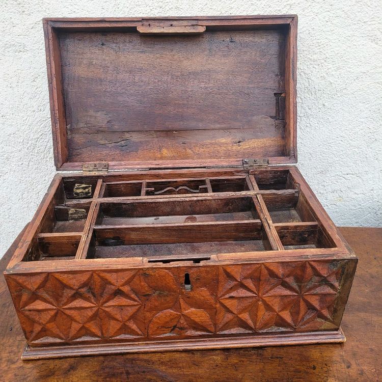 Cassapanca in legno intagliato, opera italiana o coloniale, XIX secolo