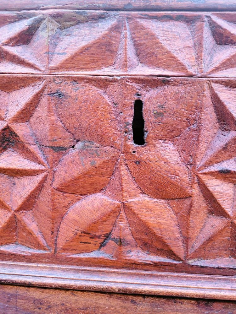 Cassapanca in legno intagliato, opera italiana o coloniale, XIX secolo