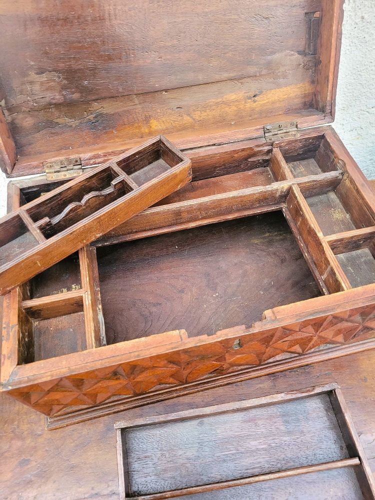 Cassapanca in legno intagliato, opera italiana o coloniale, XIX secolo
